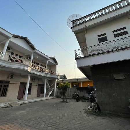 Oyo Life 93083 Nova Jaya 3 Homestay Syariah Lamongan Kültér fotó