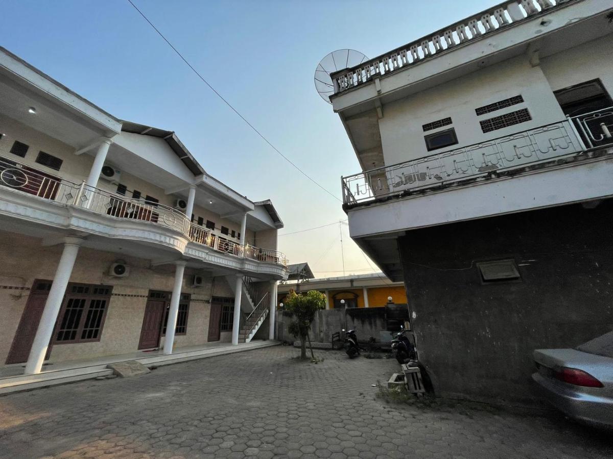 Oyo Life 93083 Nova Jaya 3 Homestay Syariah Lamongan Kültér fotó