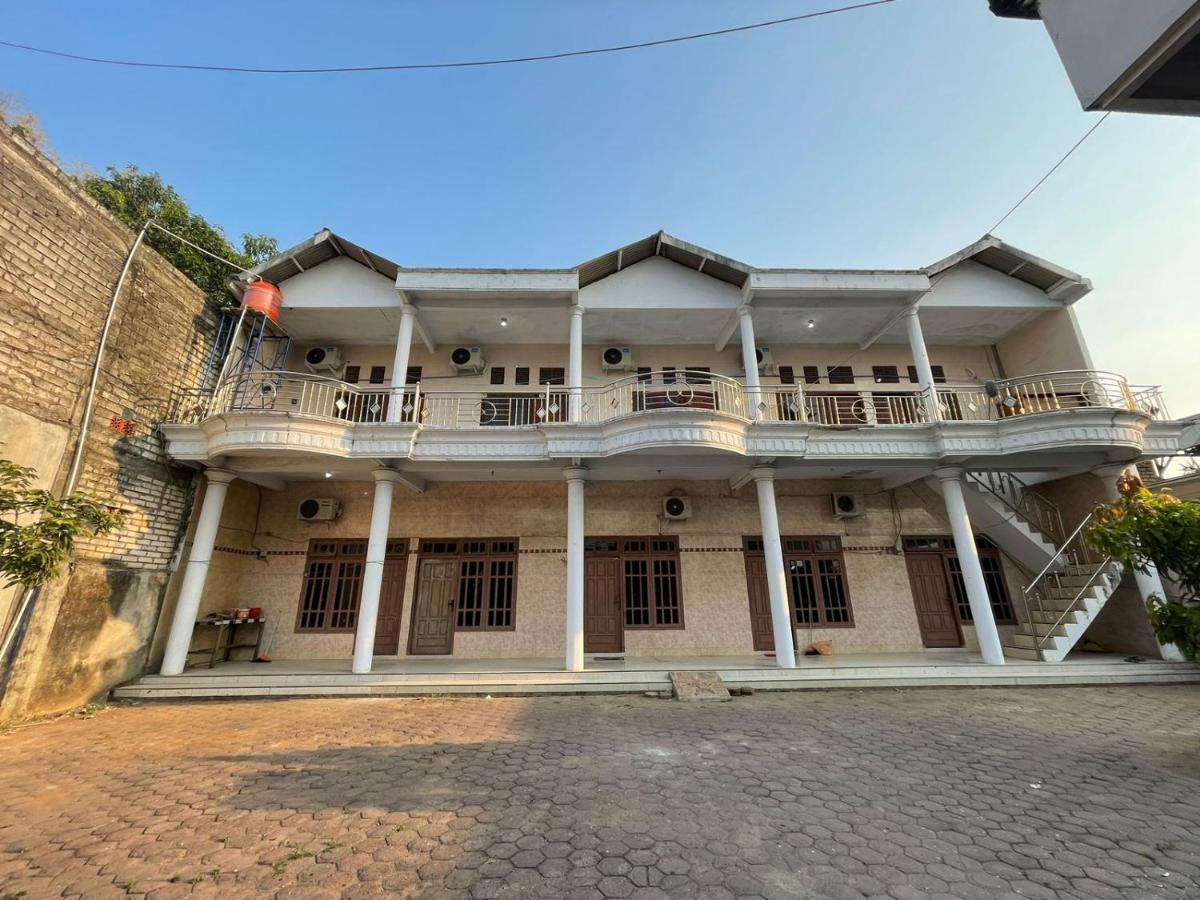 Oyo Life 93083 Nova Jaya 3 Homestay Syariah Lamongan Kültér fotó